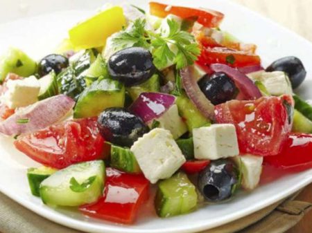 Классический рецепт греческого салата и несколько альтернативный идей