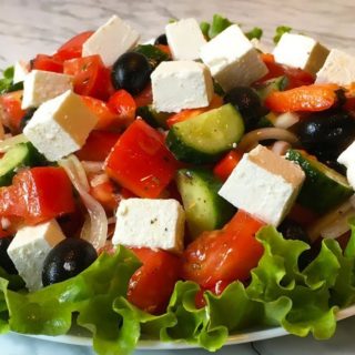 Греческий салат с фетаксой – классический рецепт