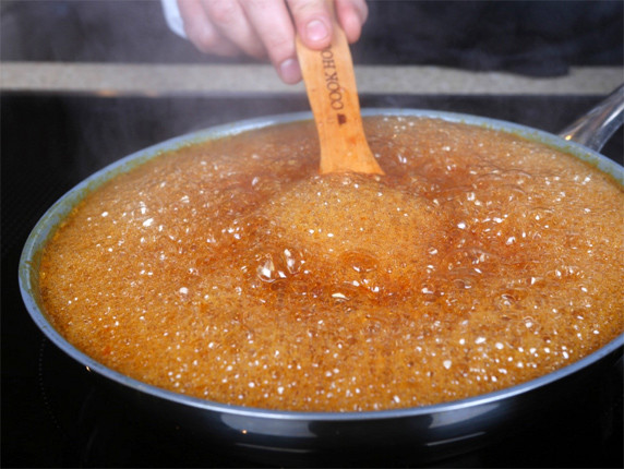 Блинчики в карамельно-цитрусовом соусе с клубникой