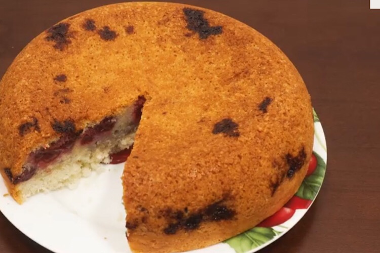 Готовим в мультиварке: бесподобный пирог с вишней