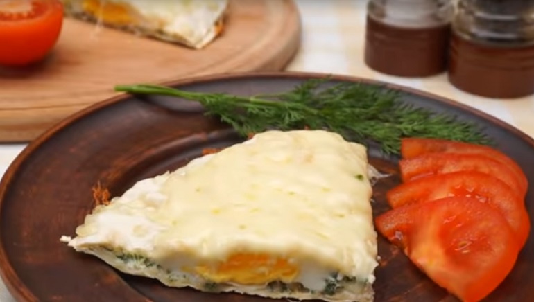 Вкусный завтрак за 10 минут: яичница с сыром на лаваше