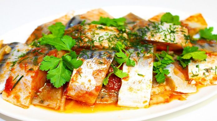 Великолепная скумбрия в томате: любителям рыбных блюд посвящается