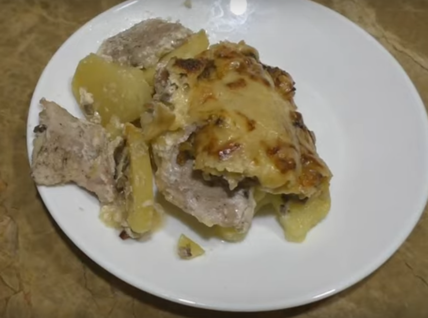 Вкусная запеканка с курицей и картофелем под сливочным соусом