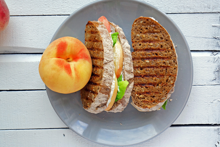 Сендвич с персиками и рикоттой на гриле
