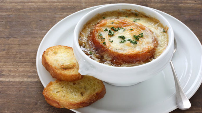 Французский луковый суп: интересное первое блюдо
