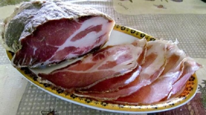 Вяленая свиная шея: вкусная мясная закуска