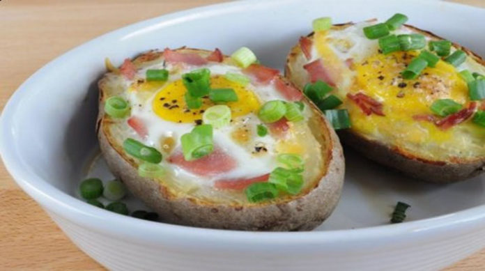 Запеченный картофель с яйцом: вкусное и сытное блюдо