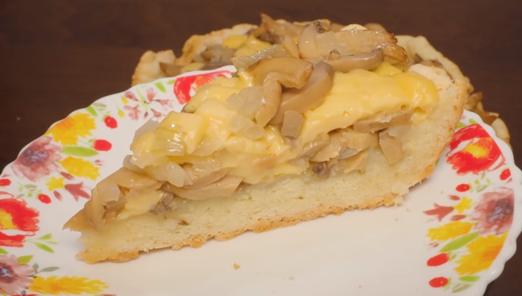 Готовим в мультиварке: вкуснейший пирог с грибами и сыром