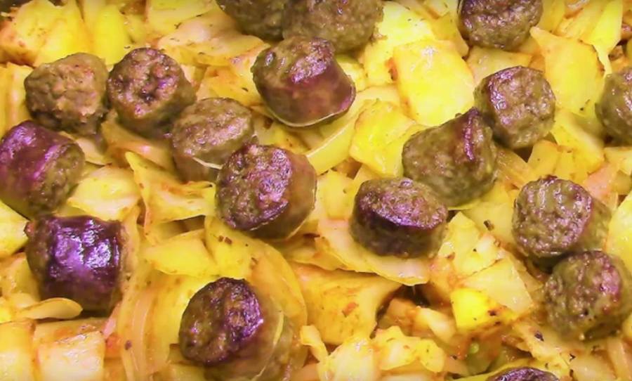 Простое блюдо к ужину: картофель с колбасками и капустой в духовке