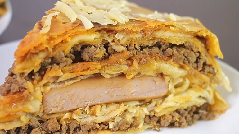 Закусочный пирог из лаваша с мясной и сырной начинкой: сытный и вкусный