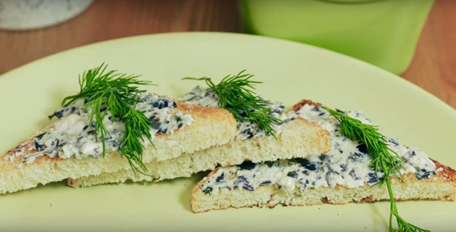 Вкусный завтрак-тосты с сыром и оливками