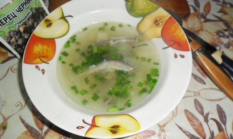 Легкое диетическое блюдо к обеду: рыбный суп с мойвой