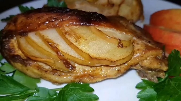 Куриные окорочка, фаршированные яблоками: оригинальное мясное блюдо