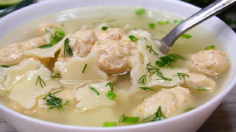 Наваристый суп с мясными клецками: вкусное первое блюдо