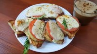 Горячие бутерброды с баклажанами: классика закусочного жанра