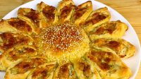 Оригинальный пирог-солнце с сырной начинкой: праздничная выпечка в повседневном меню