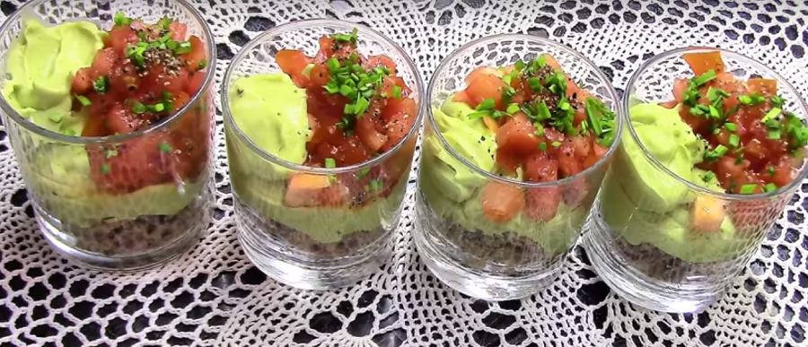 Сочный салат-коктейль из авокадо с тунцом и помидорами