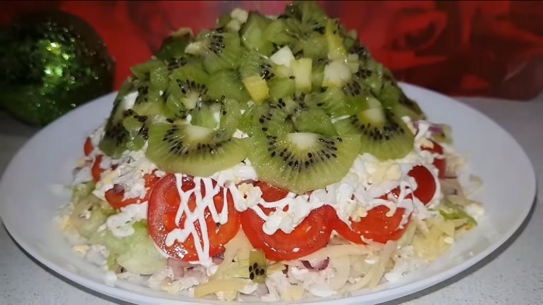 Изумрудный салат с хрустинкой: еще одна закуска для праздничного стола