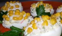 Фаршированные яйца «Осенние ежики»: вкусная и невероятно яркая закуска
