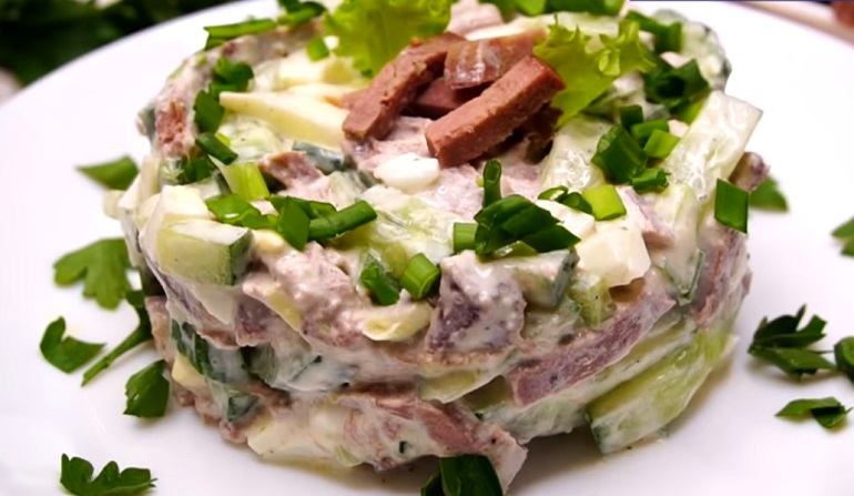 Удивительно вкусный салат «Объедение»: название говорит само за себя