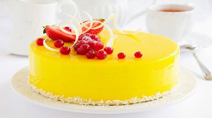 Поразительный лимонно-клубничный торт: украшение любого стола