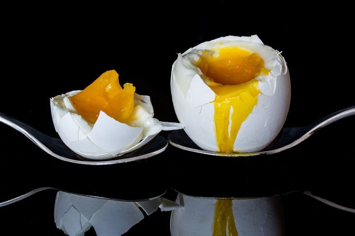 3 рецепта масок для кожи вокруг век с эффектом лифтинга на основе яйца