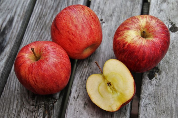 Почему зеленые яблоки полезнее красных, рассказали эксперты