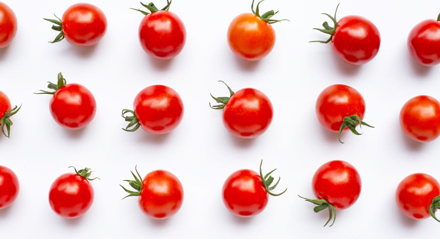 
                                    Кому будет полезно отказаться от томатов в своем рационе?                                