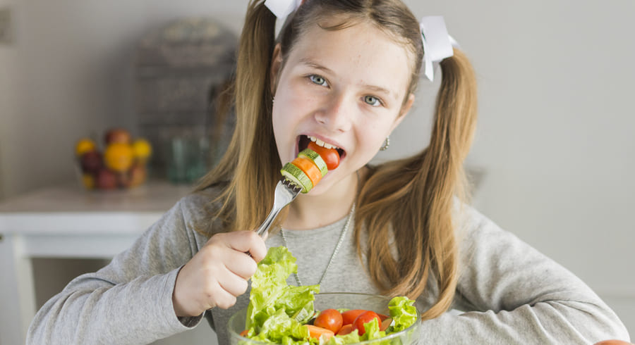
                                    Как приучить ребенка есть овощи и фрукты?                                