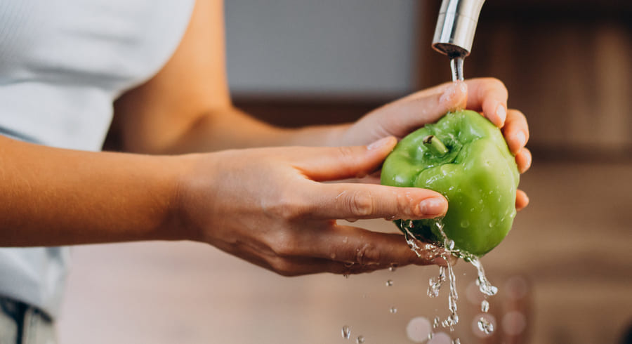 
                                    Как мыть овощи и фрукты, чтобы сохранить здоровье                                