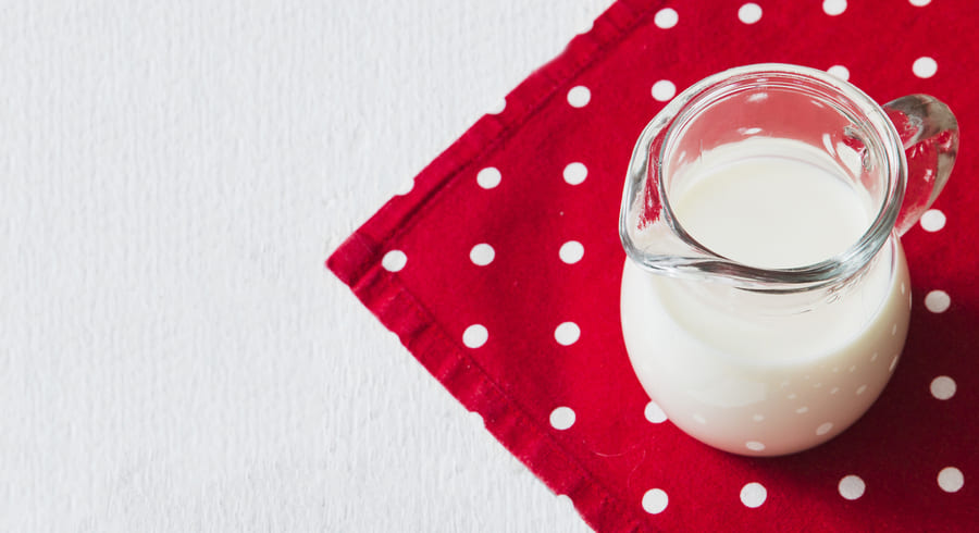 
                                    Что лучше пить на ночь молоко или кефир?                                
