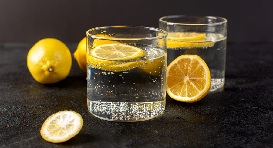 
                                    Лимонная вода: в чем ее польза                                